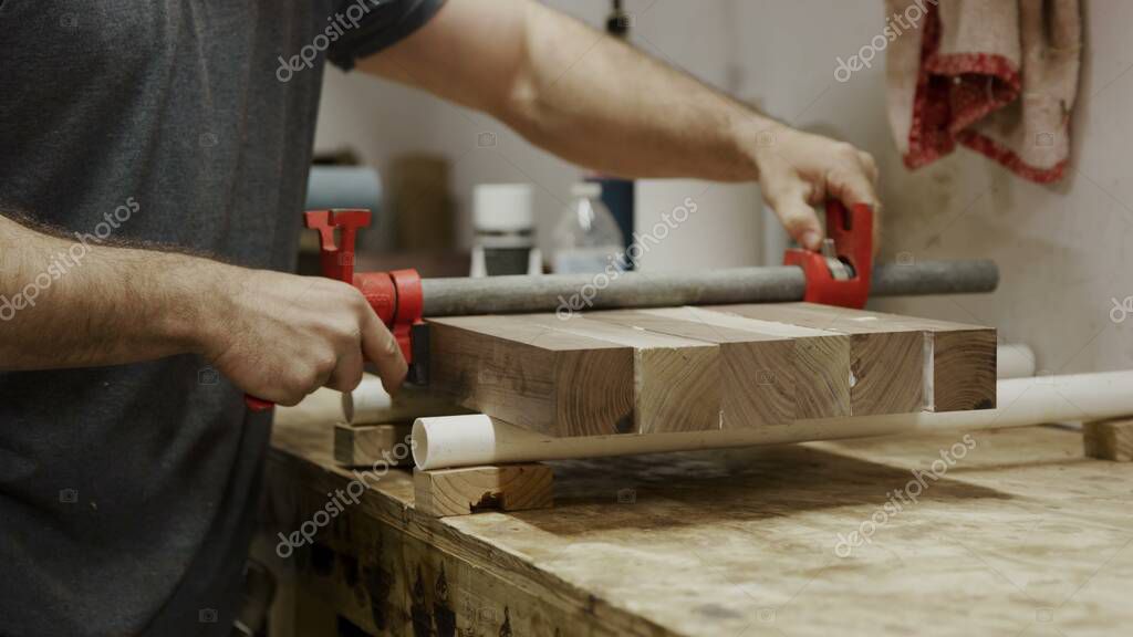 Applicazione di colla su piccoli incastri in legno